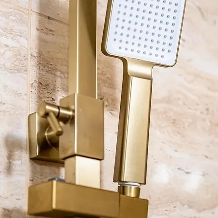 Angel 2bdrm Modern דירה וארנה