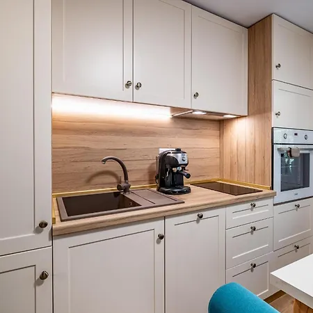 Angel 2bdrm Modern דירה וארנה