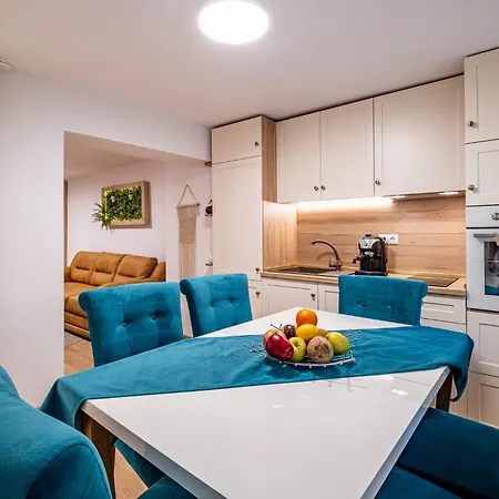 Angel 2bdrm Modern דירה וארנה